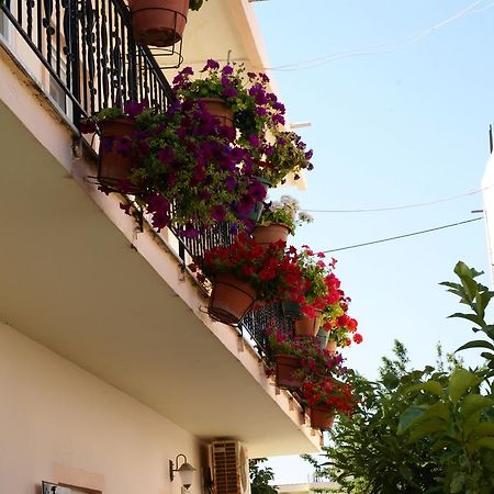 Andrianna Apartments Амудия Екстериор снимка